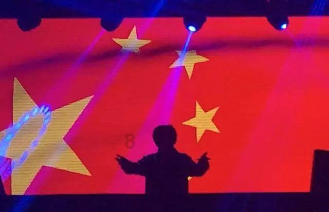 时尚拼接牛仔裤
